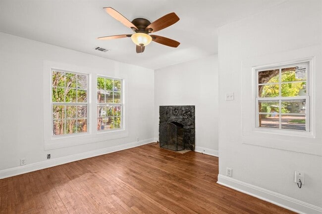 Building Photo - 2110 Oxford Ave