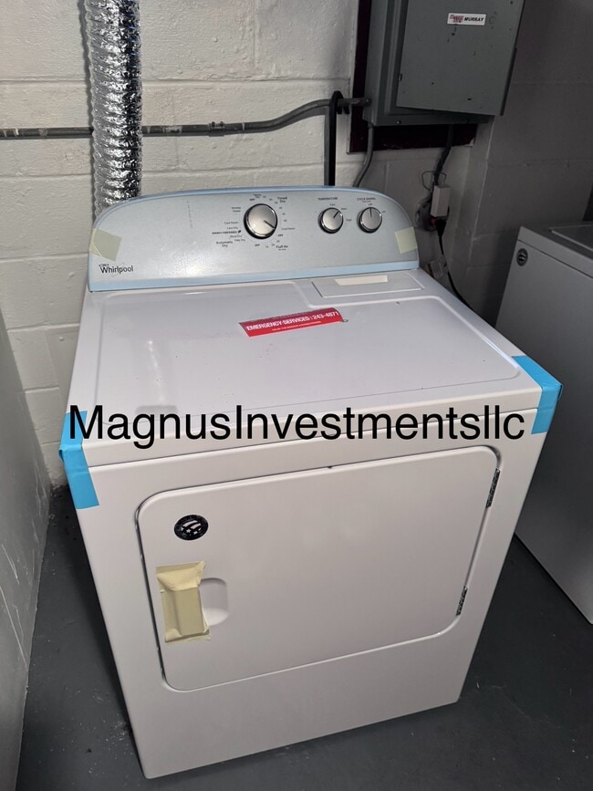 Building Photo - 1009 Broer Ave