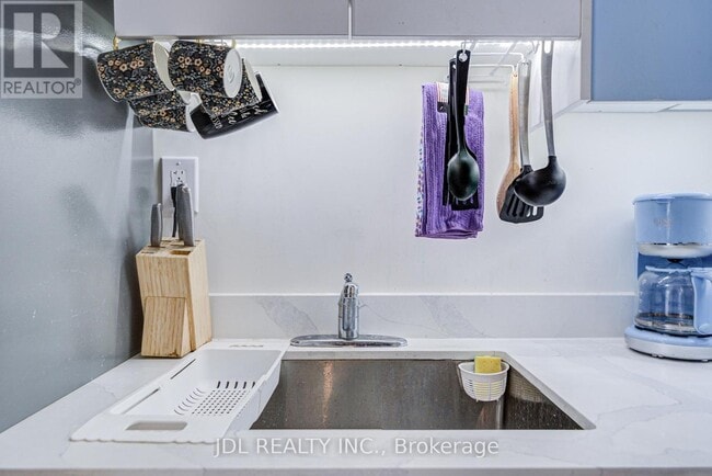 Building Photo - 5 Sorauren Ave