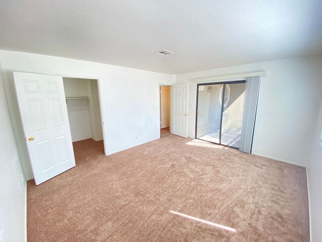 Foto del edificio - Charming 1 Bed/1Bath  2-Story Condo nestled in this Beautifully Gated Community in Spring Valley!
