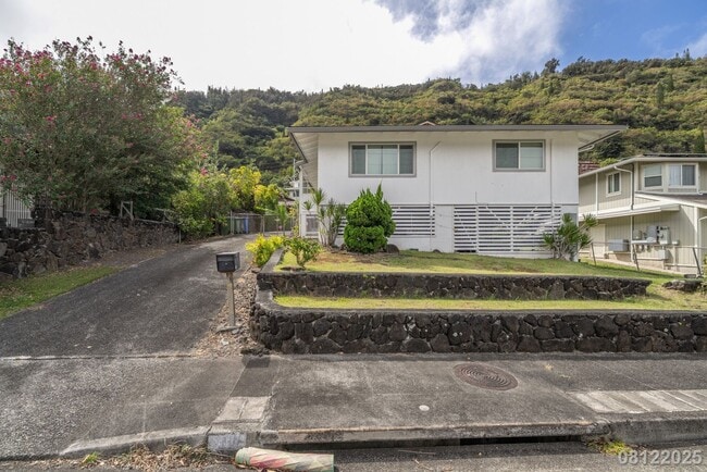 Building Photo - UPGRADED 4BR 2BA House in MANOA with SPLIT...