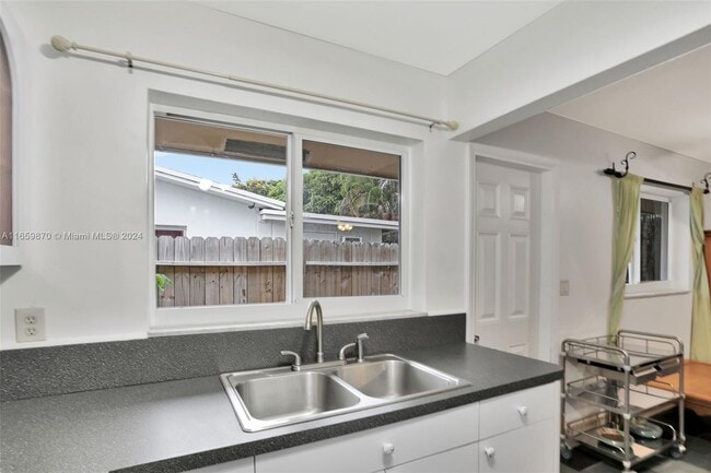 Foto del edificio - 1690 NE 34th Ln