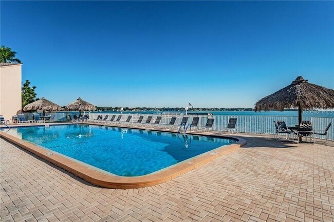 Foto del edificio - 7430 Sunshine Skyway Ln S