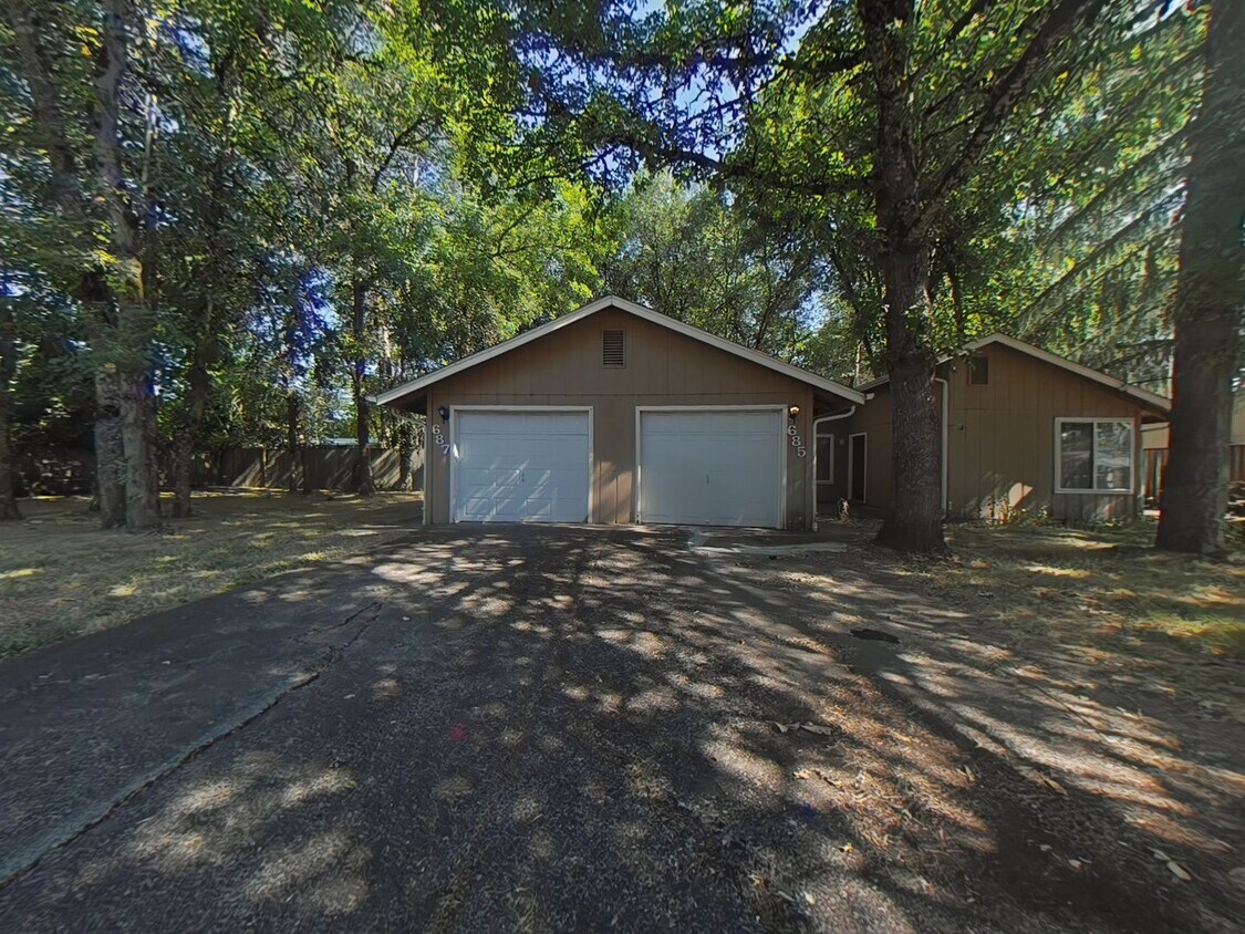 Primary Photo - 3 Bedroom Duplex ~ Close to 9th Street ~ P...