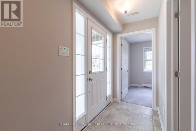 Building Photo - 799 Mayfly Cres