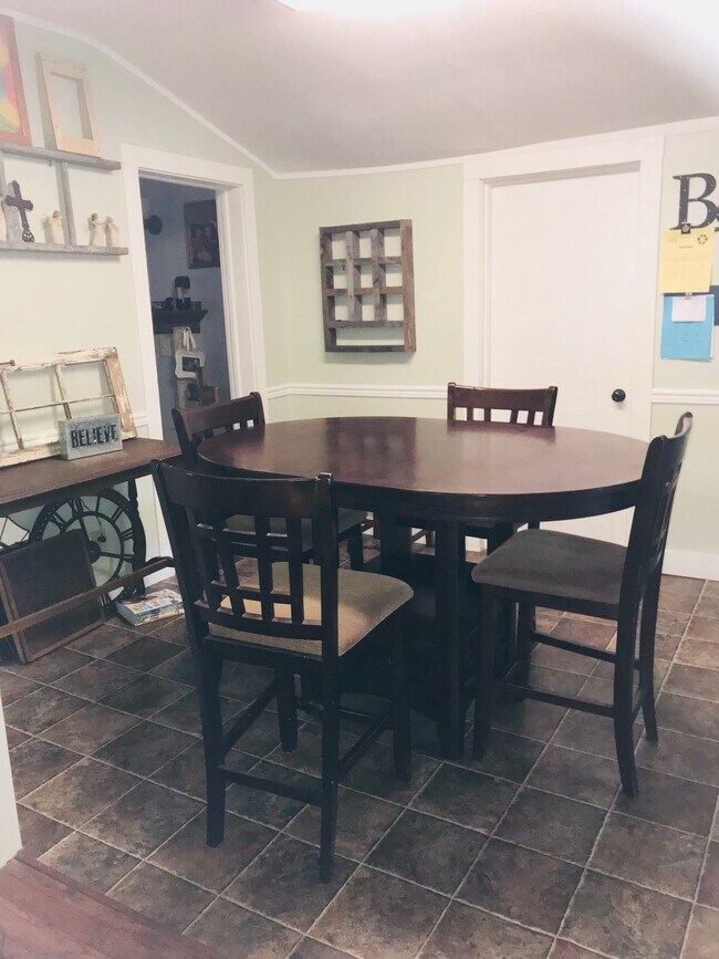 Dining room - 901 S Barbee St