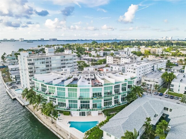 Building Photo - 2000 Bay Dr