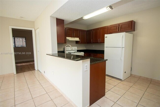 Foto del edificio - 9491 Palm Cir S