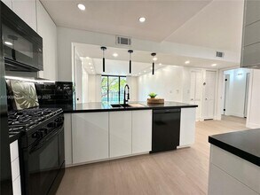 Building Photo - 13020 SW 92nd Ave