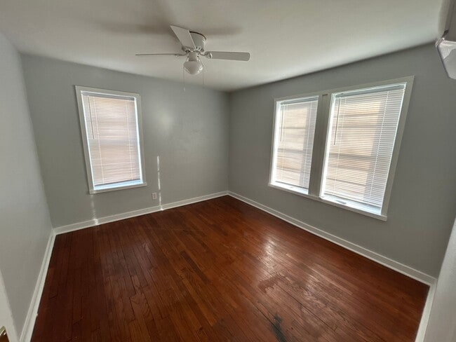 Foto del edificio - 406 E 10th St