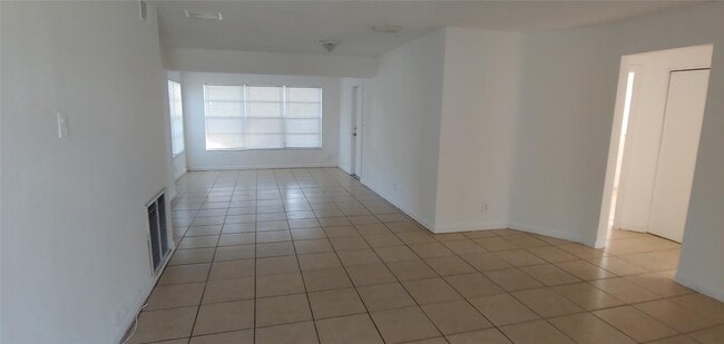 Building Photo - 830 NW 38th Ave