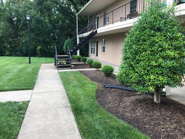Foto del edificio - Patio Style Condo Home - Rent Ready