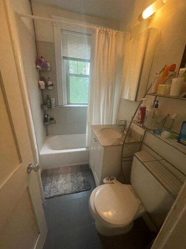 Building Photo - Nicely renovated 2 bed unit in a prime spot near Cleveland Circle!