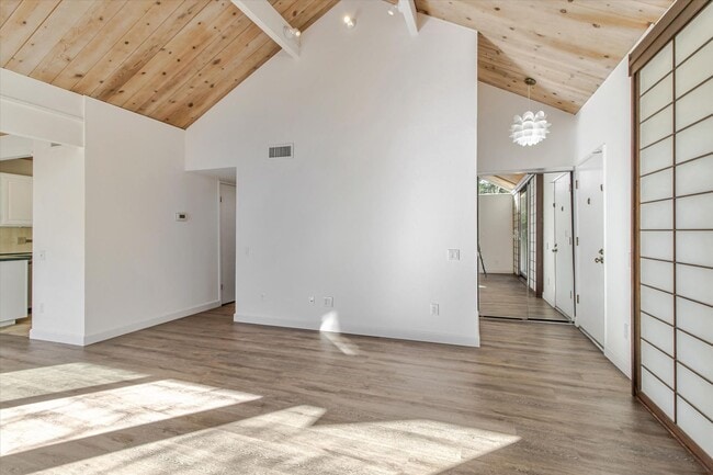 Building Photo - Charming 2 Bed 2 Bath Sunnyvale Condo with Vaulted Ceilings and Patio