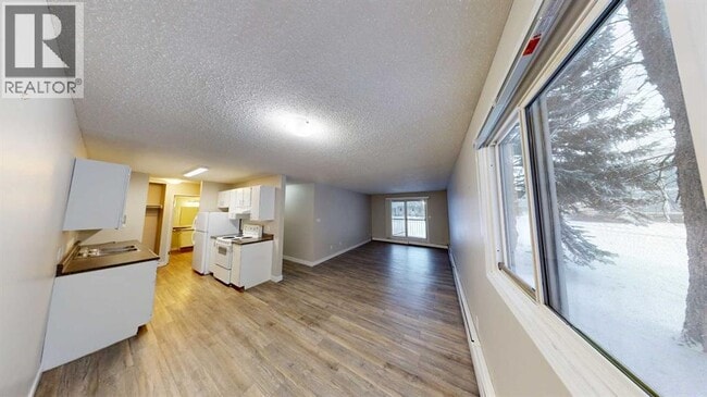 Photo du bâtiment - 10028-10105 105 Ave