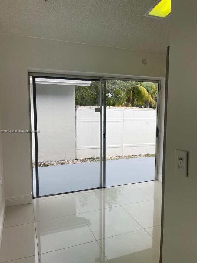 Foto del edificio - 18751 NW 77th Ct