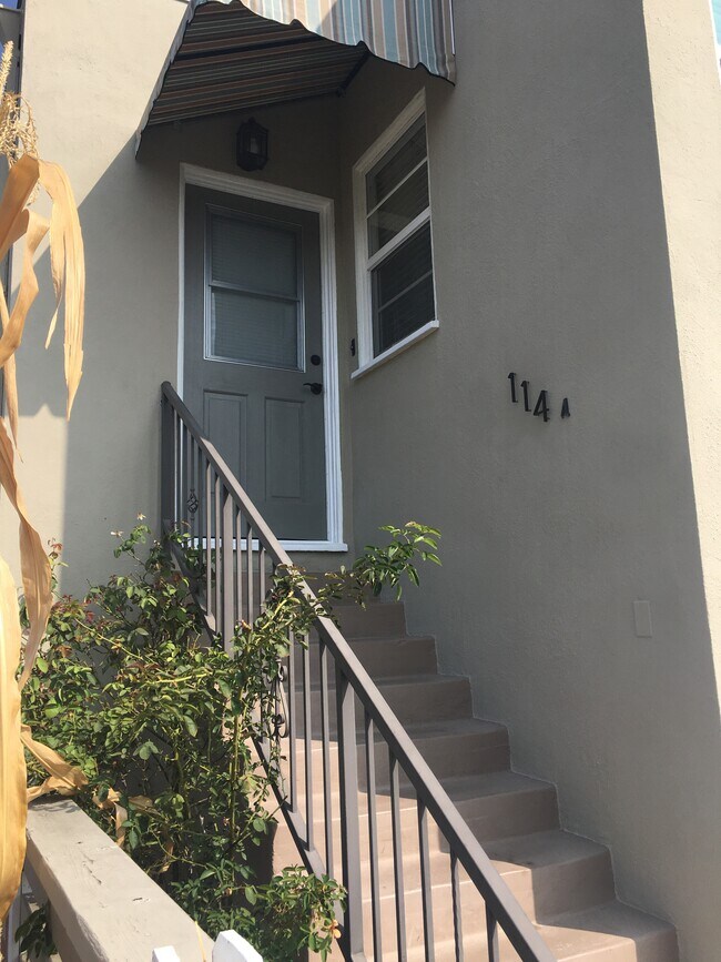 Escaleras de entrada al espacio habitable. - 114 Franklin Ct