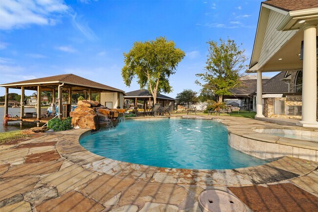 Foto del edificio - 14030 Shoreline Dr