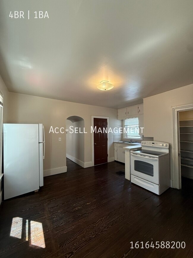 Building Photo - 901 Zeeland Ct NE