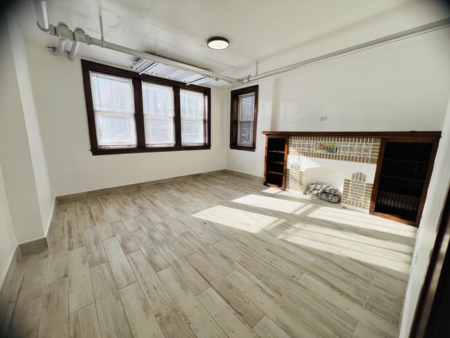 Building Photo - 3025 N Parkside Ave