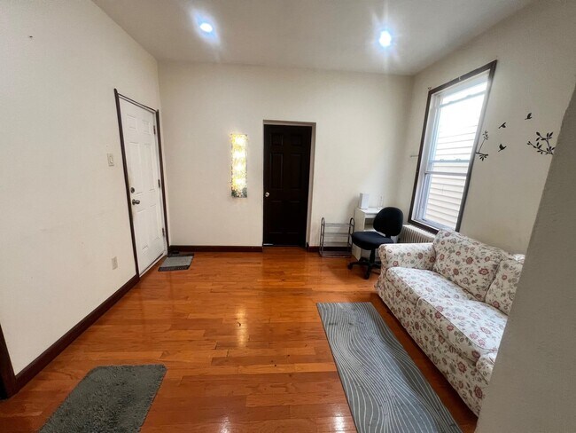 Foto del edificio - 213 Beacon Ave