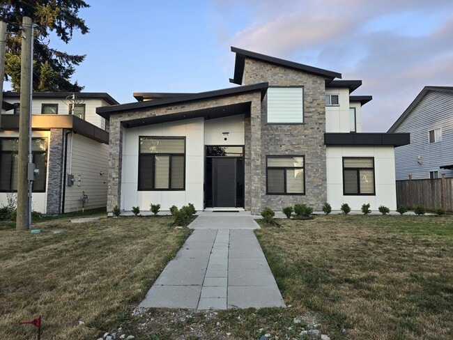 Building Photo - 9112-9156 156 St