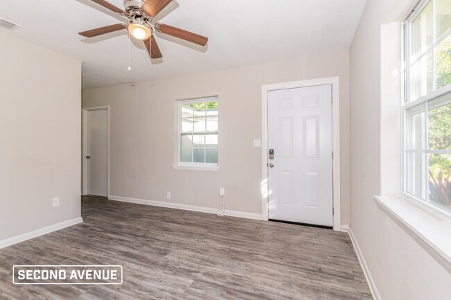 Foto del edificio - 5319 Woodcrest Rd