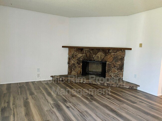 Building Photo - 814 196th St E