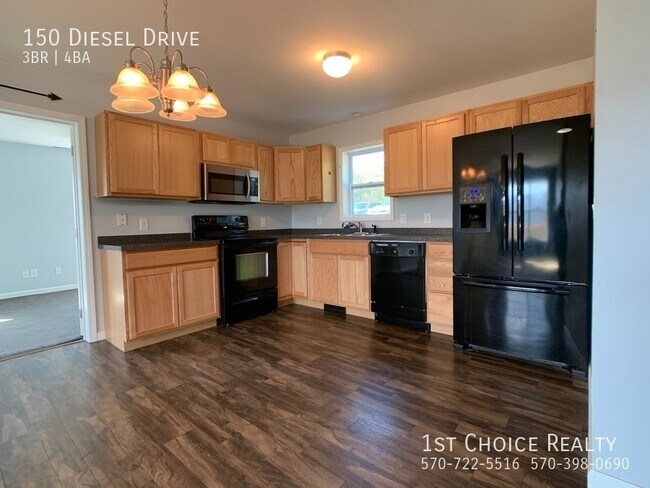 Building Photo - 1/2 double with 3 master bedrooms and baths!
