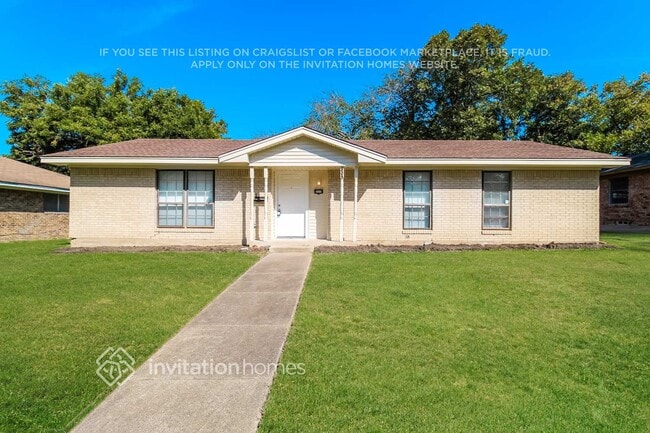 Building Photo - 805 Poinsettia Dr