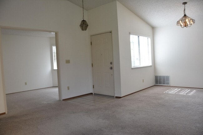 Foto del edificio - Hillcrest area 2 bedroom, 2 bath with 2 ca...