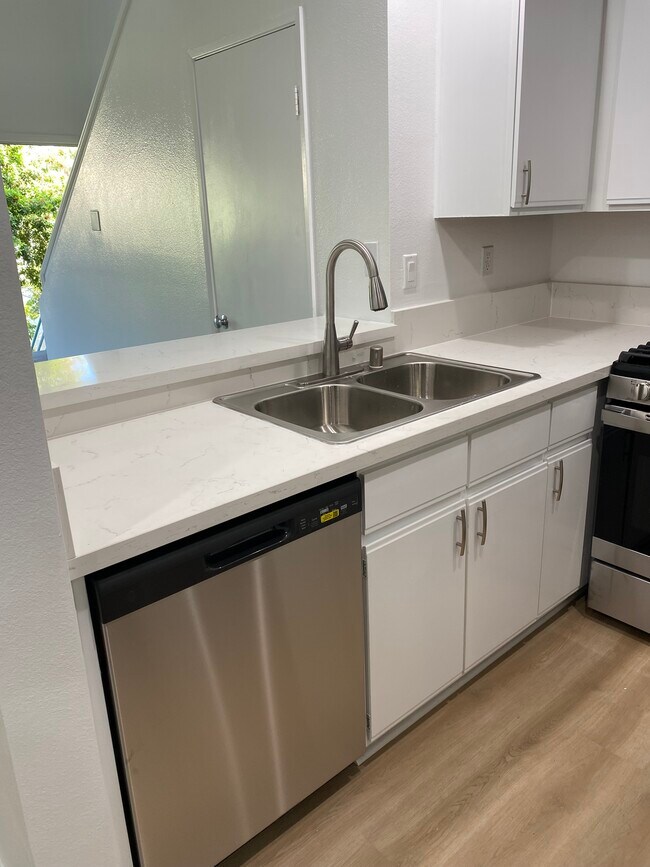 Foto del edificio - 421 E Tamarack Ave