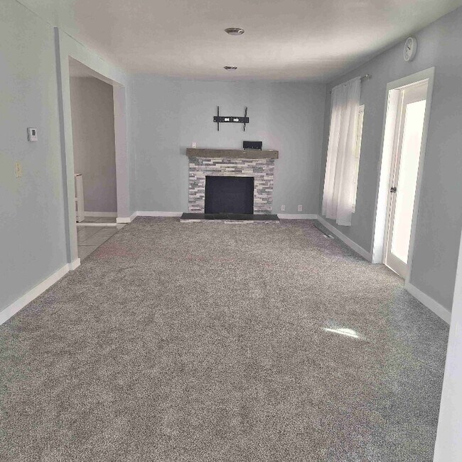 Building Photo - 1077 Oakwood Blvd