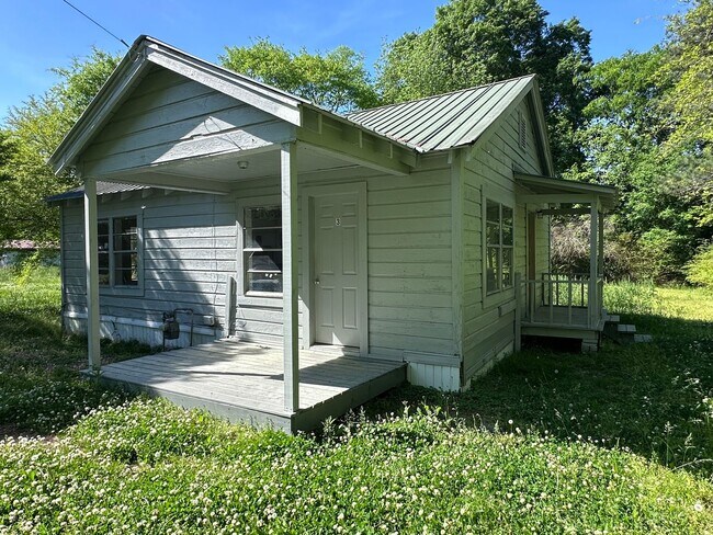 Building Photo - 1 Bedroom- 1 Bathroom- (with bonus room) House in Shannon!