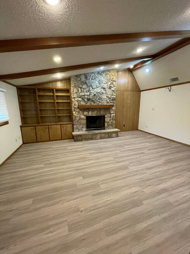 Building Photo - Beautiful Large Home with Basement