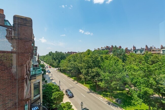 Foto del edificio - 170 Commonwealth Ave