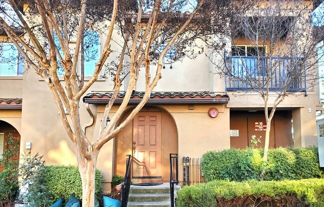 Building Photo - 10 Meritage Common