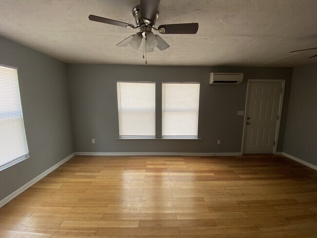 Building Photo - 417 S Hill Ave