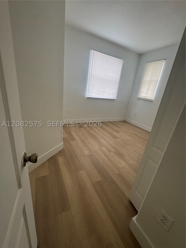 Building Photo - 1666 SE 27th Ct