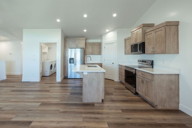 Foto del edificio - 5 BED 3 BATH HOME IN IDAHO FALLS WITH 2 STALL GARAGE, AC, FENCED YARD