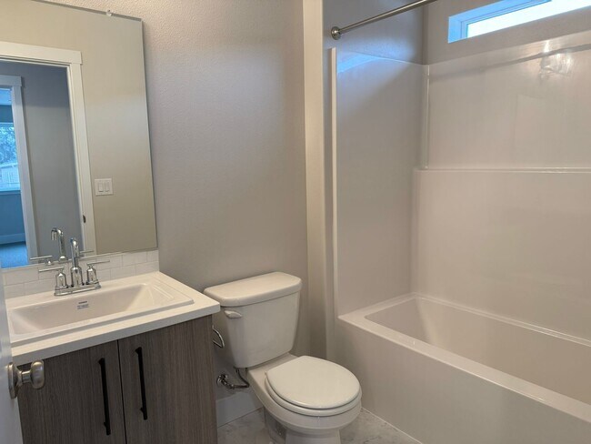 Foto del edificio - Beautiful Three Bedroom New Construction Home For Rent