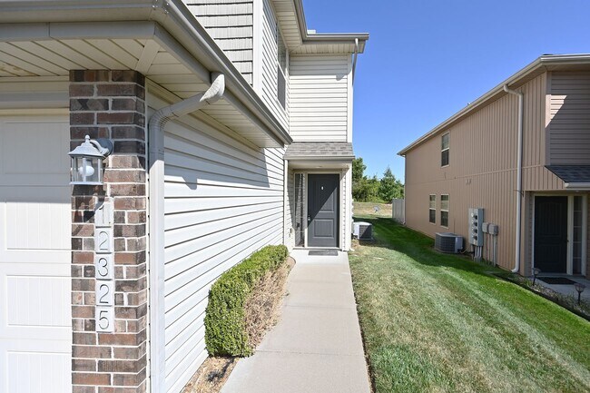 Building Photo - Nice Three bedrooms, 2.5 bath townhouse wi...