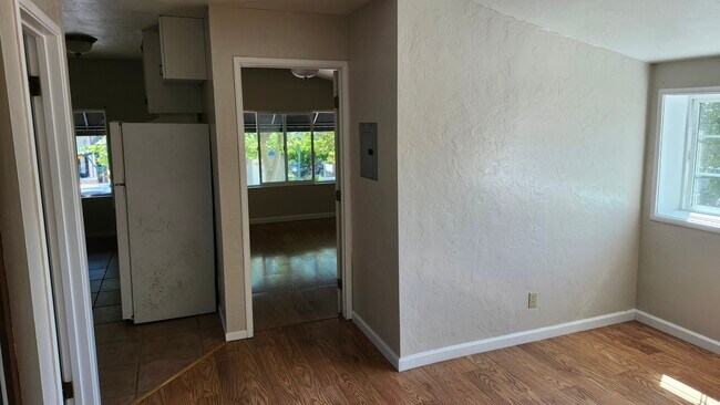 Foto del edificio - 225 N Cloverdale Blvd
