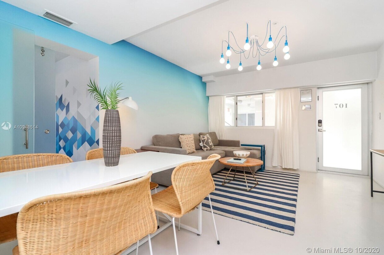 Primary Photo - 250 Collins Ave