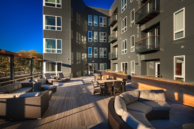 Residents exclusive rooftop terrace - The Standard @ East Library