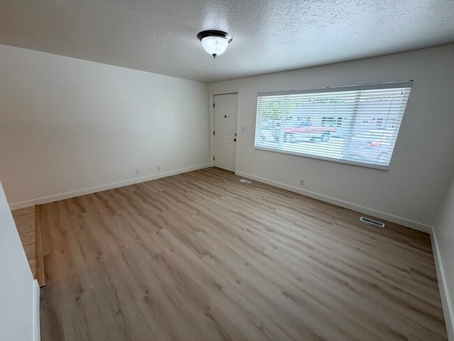 Building Photo - 869 N 400 E