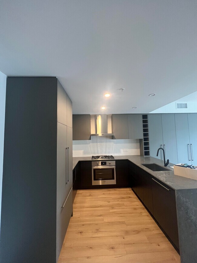 55 Klahanie Dr Unit 521, Port Moody, BC V3H 0M9 Apartments 55