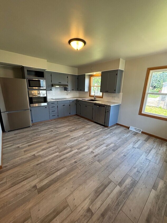 Foto principal - Fully Remodeled 3 Bed/1 Bath Home with Fen...