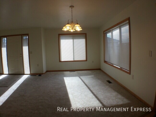 Foto del edificio - Cozy 2 Bedroom, 1 Bath Twin Home with 2 st...