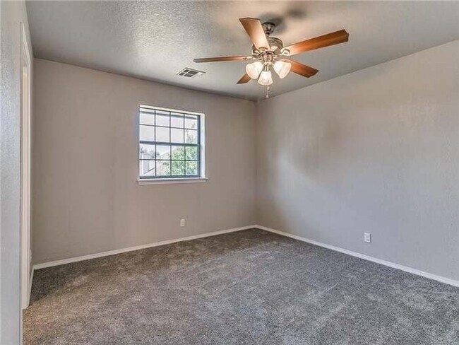 Building Photo - Spacious 4 Bedroom Home - Edmond Schools -...